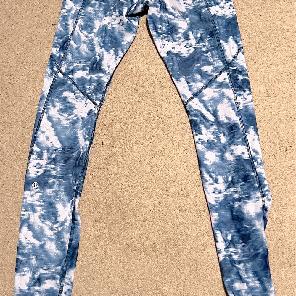 Size 4 Lululemon Cloud Pattern Running Leggings - image 3